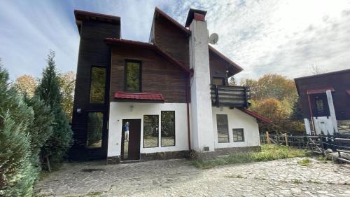 Avrig House | Casa Munteanu