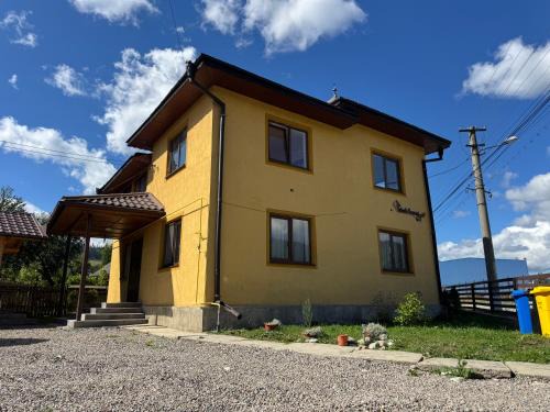 Campulung Moldovenesc Apartment | Casa Pietrele Doamnei Garden Apartment