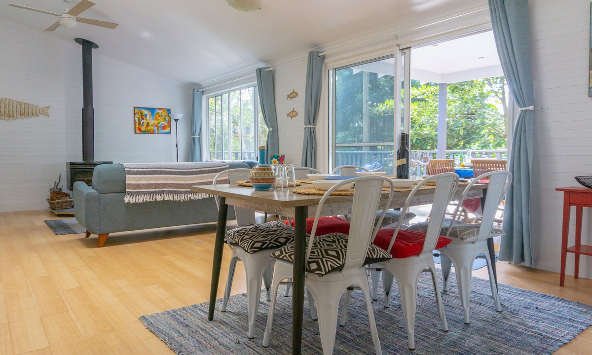 Macmasters Beach House | Castaway | Cosy-up by the fire | Opposite beach path | Pet friendly