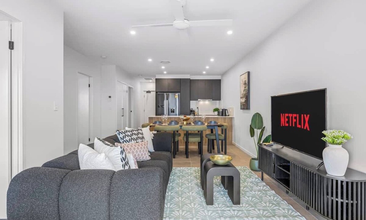 Mount Gravatt East Apartment | Central Location: Near Westfield & 11 kms to City!