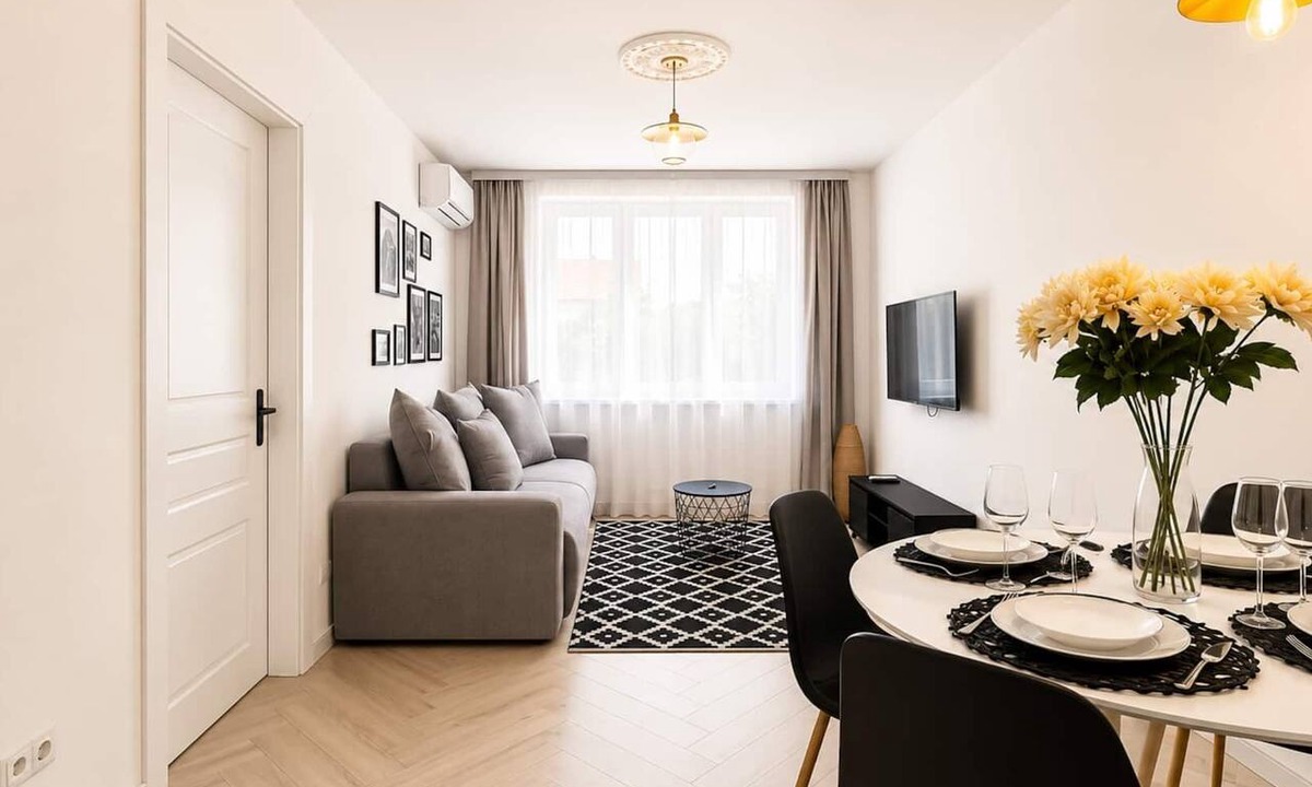 Oradea Apartment | Central Mono Boutique - Ultra Central in Oradea Fast WiFi Self Check-in AC