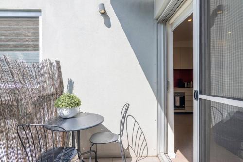 Pyrmont Apartment | Centrally Located Pyrmont Paradise with Patio