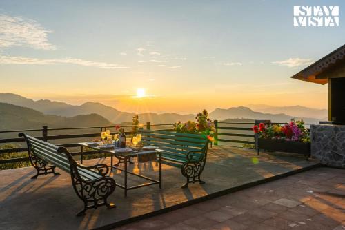 Tehri Range Villa | Chalet Rushli - Free Breakfast with Valley View at Mussoorie by StayVista