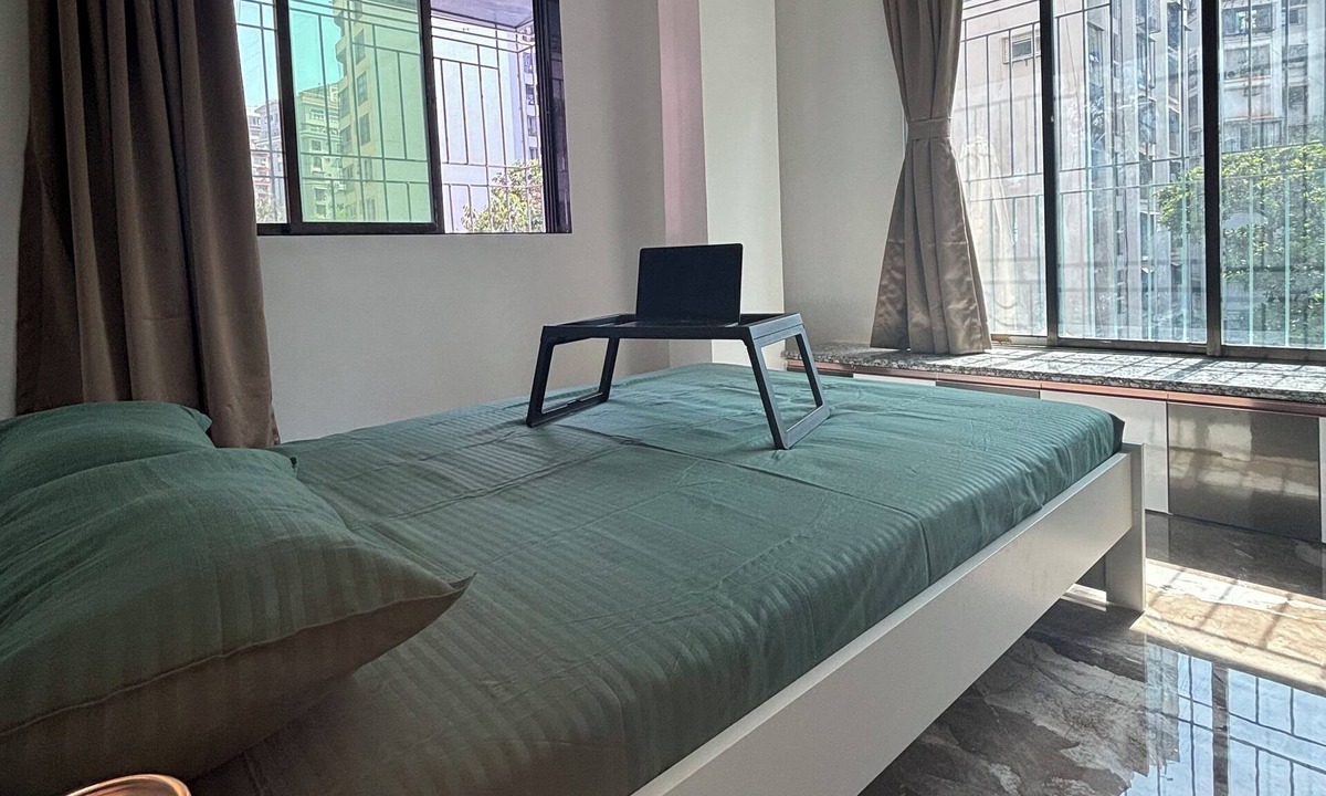 Pali Hill Apartment | Charming 1-bedroom apartment with WiFi, AC in Bandra Mumbai