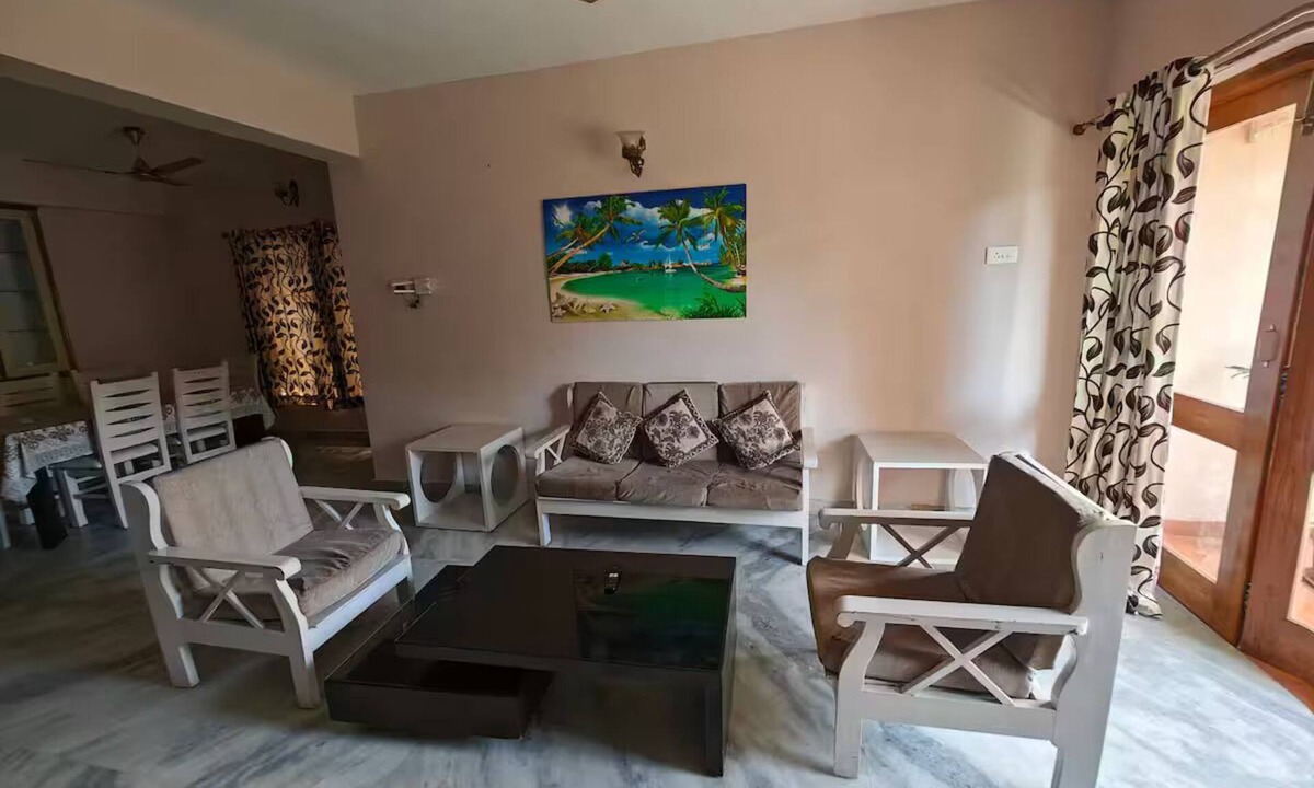 Orlim Apartment | Charming 2-bedroom apartment 5 mins from Beach with WiFi, AC in wonderful Varca