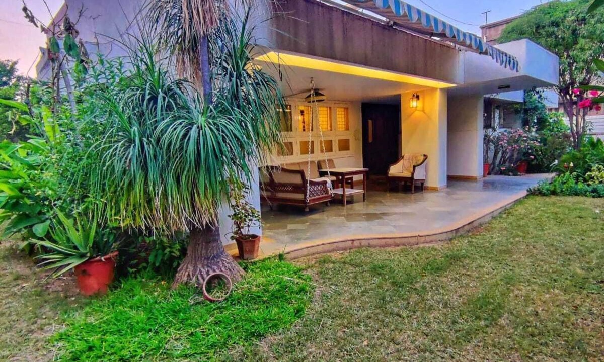 Ahmedabad House | Charming City Center Villa/King Size Beds/Spacious Garden/NRI Friendly