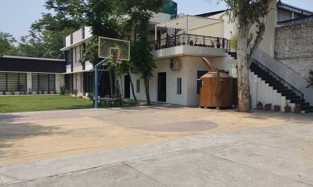 Karnal Villa | Cheerful 2-bedroom villa with big garden n sports