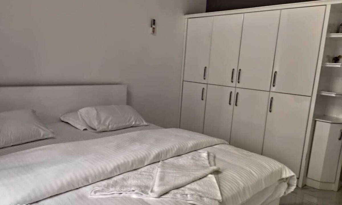 Kochi House | Cheerful 4 Bedroom Villa with Ensuite and Parking