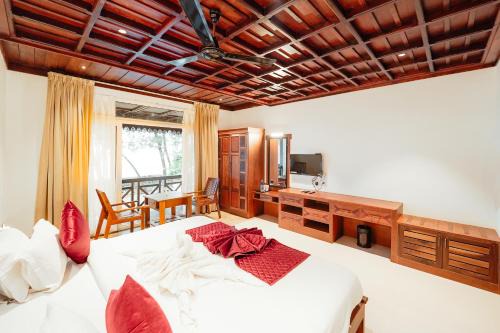 Kuzhuppilly Hotel | Cherai Beach View Heritage