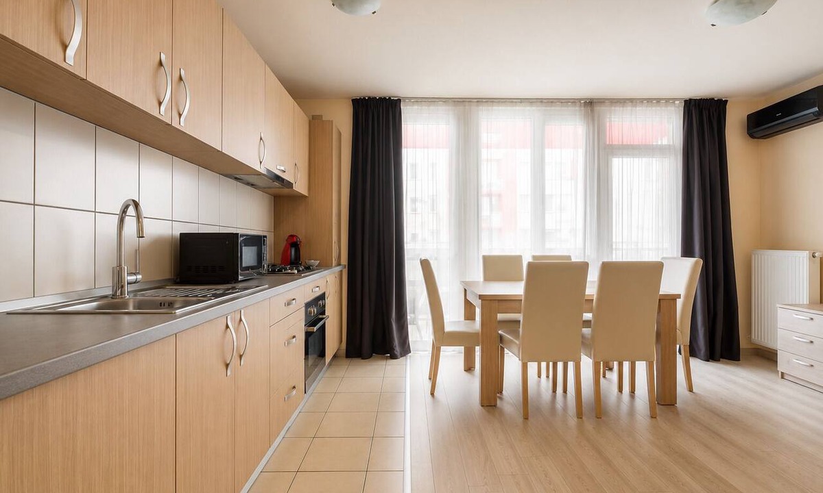 Oradea Apartment | City Oasis Studio in Oradea with Balcony Fast WiFi Self Check-in AC