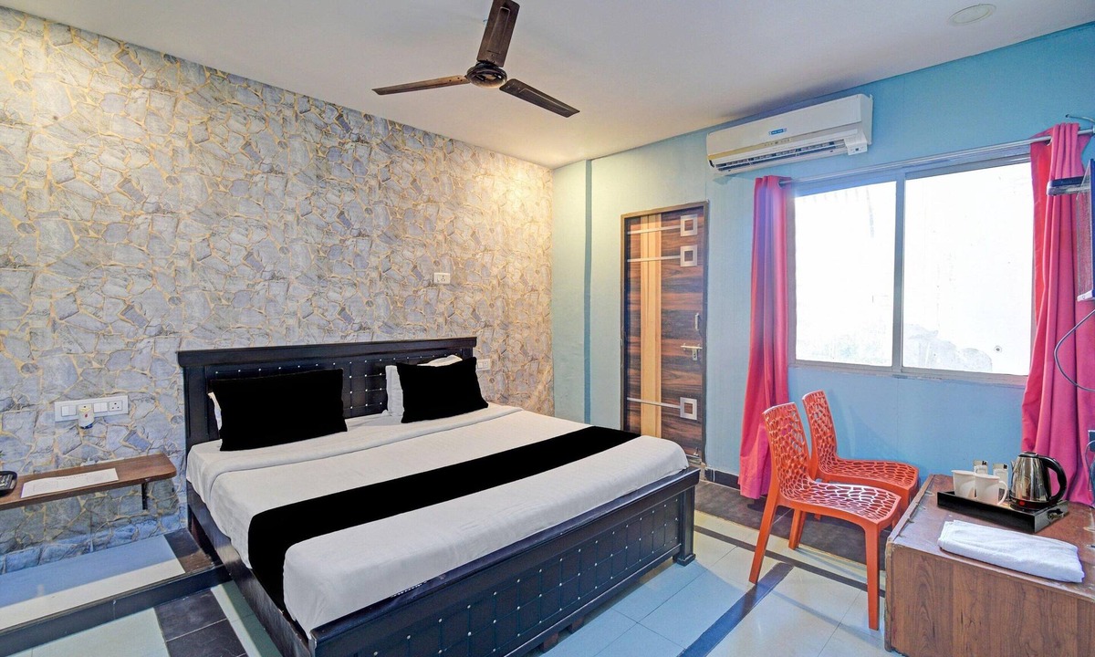 Banjara Hills House | Classic Lakeview Palace
