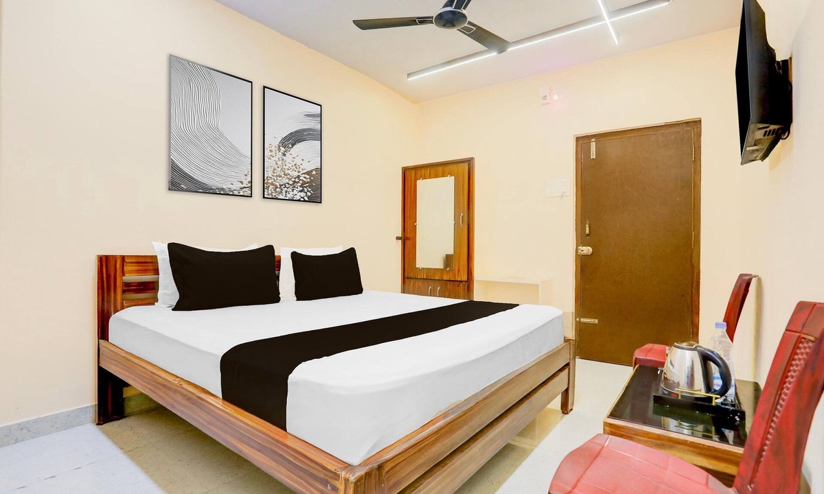 Kakinada House | Classic With Balcony TNR Residency