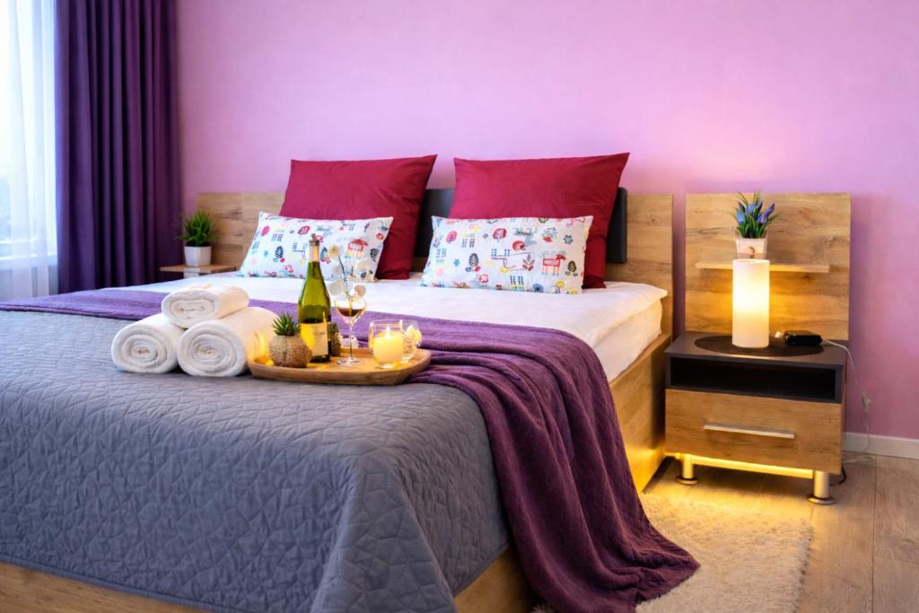 Dumbravita Apartment | Cloud Sunrise Spacious & King Beds & Free Private Parking