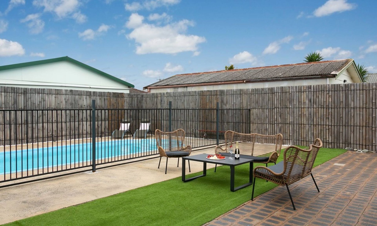 Windang House | Coastal Blue is a large 5 bedroom holiday home on the NSW South Coast located in Windang.