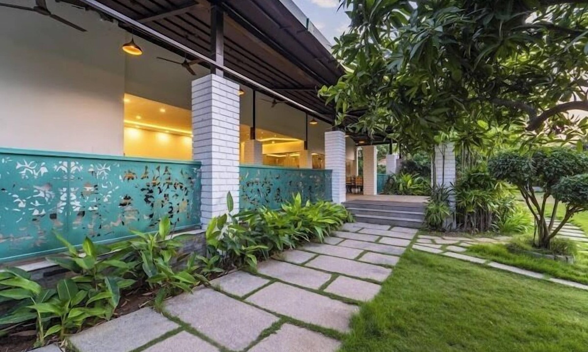 Semmencherry Hotel | Coastal Grand Navallur