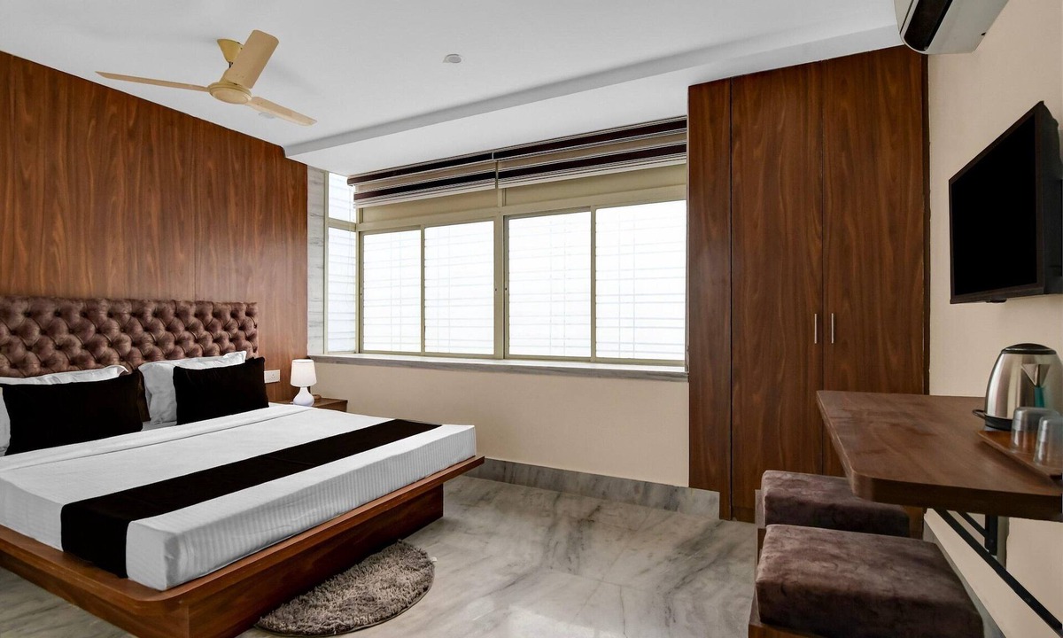 Thakurpukur House | Collection O Tollygunge Metro Station