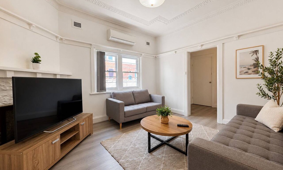 Parramatta House | Comfortable 3BR 2BA House 5 Minutes to Parramatta CBD Heating & Aircon, BBQ