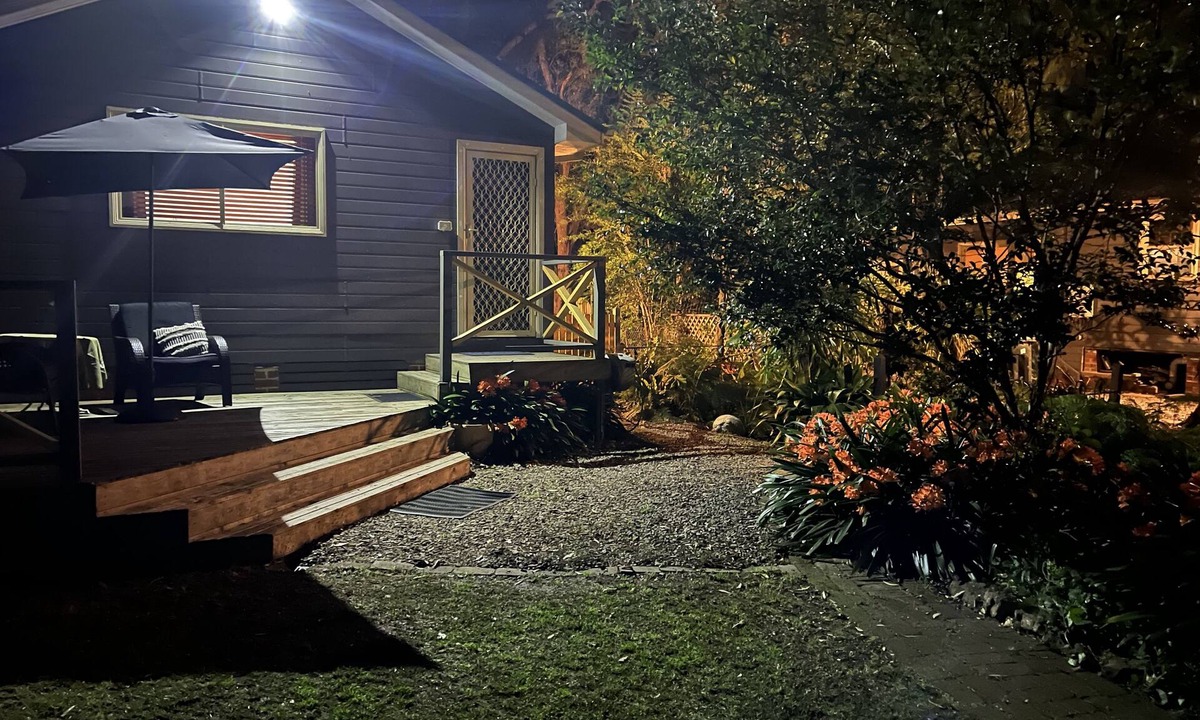 Glenbrook Cottage | “Cosy Blue Mountains Cottage 🔥 Fire Pit | Lagoon & Birdlife | Sleeps 4”