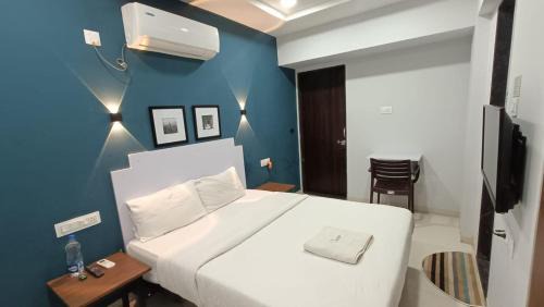 Phase 3 Bed & Breakfast | Cosy Room in Ranveer Studio