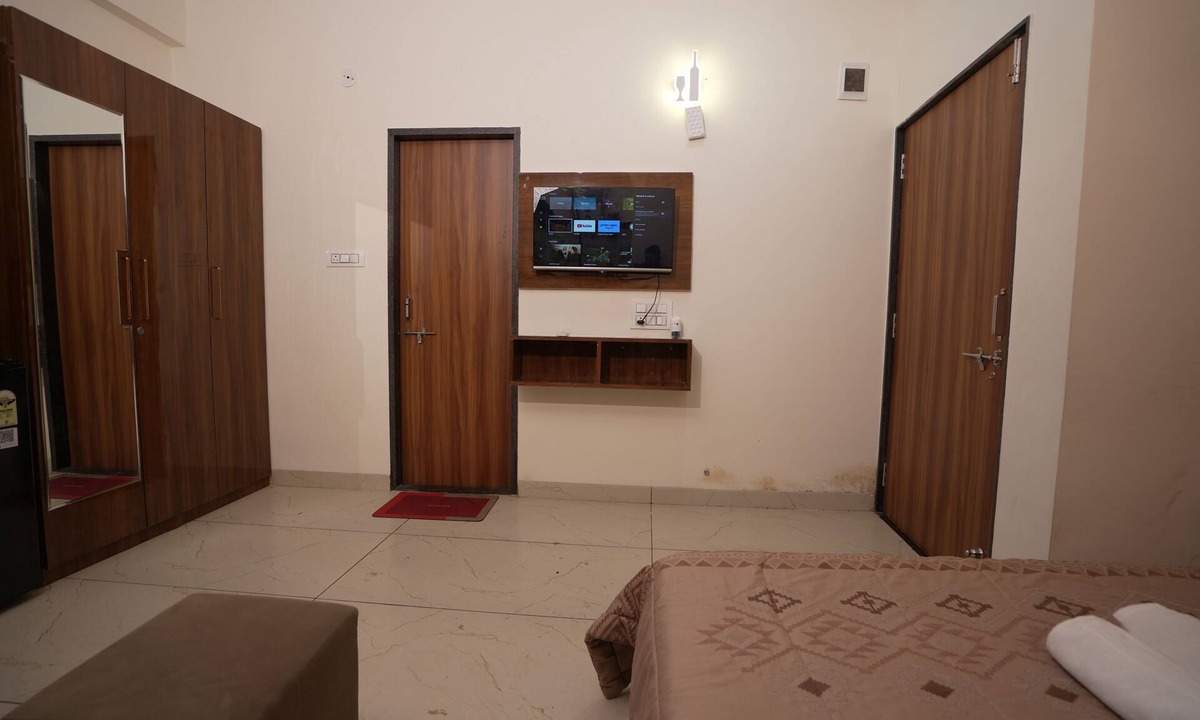 Indore Apartment | Cozy 1-bedroom apartment in Indore with AC