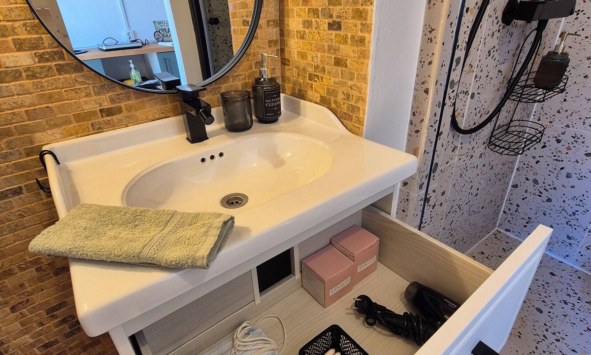 Sibiu Old Town Apartment | Cozy 1-bedroom studio in serene Sibiu with AC
