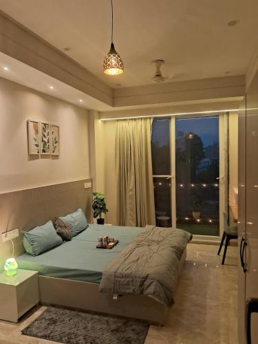 Sector 39 Apartment | Cozy Balcony Studio near Medanta & Cyberhub
