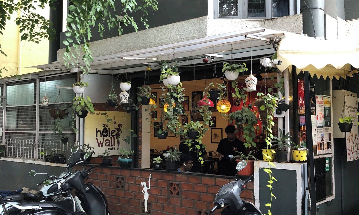 Agara Apartment | Cozy room The Hole In The Wall