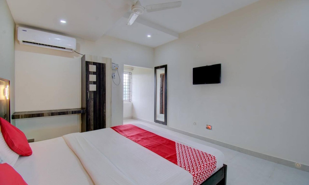 Thiruvidaimarudur Hotel | Cozy & Simple decorated Classic room in Kumbakonam