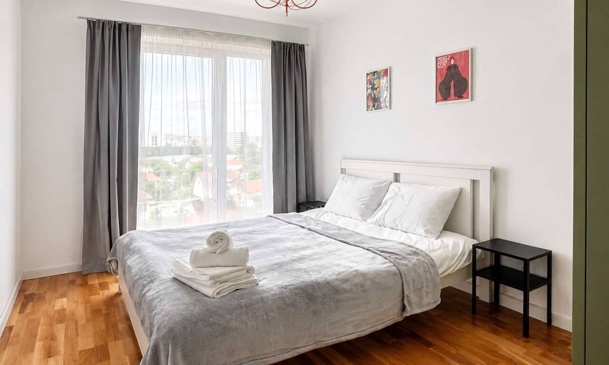 Oradea Apartment | Cozy Urbana Flat in Oradea with Private Parking Fast WiFi Self Check-in AC