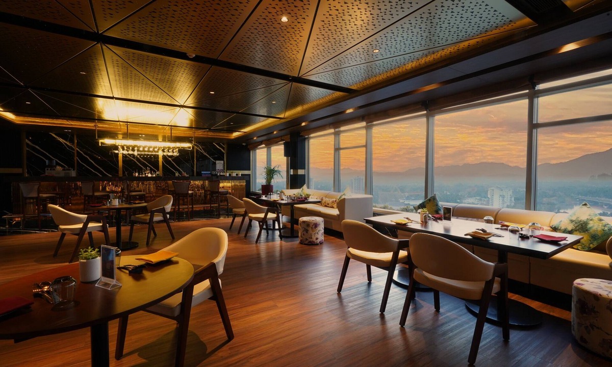 Maradu Hotel | Crowne Plaza Kochi by IHG