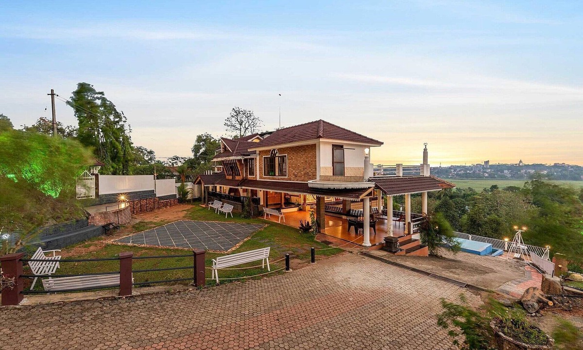 Changanacherry House | DanCenter Lakshmipuram Palace by CheckIn