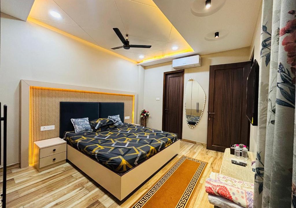 Mahmoorganj House | DeeHa Niwas Luxe -Modern Luxury 1BHK in City Centre