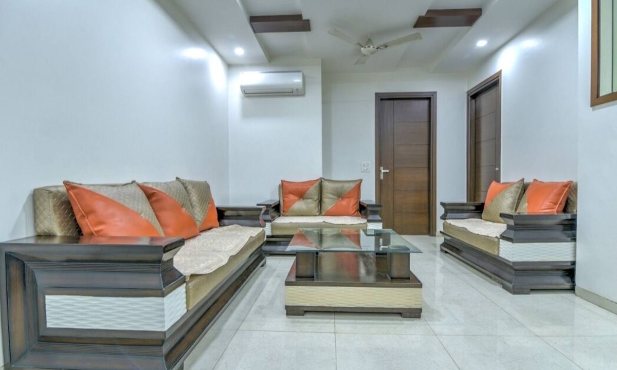 Kalkaji Apartment | Delightful 3BHK Apartment, Park Facing! Close to Market by HostMyStay