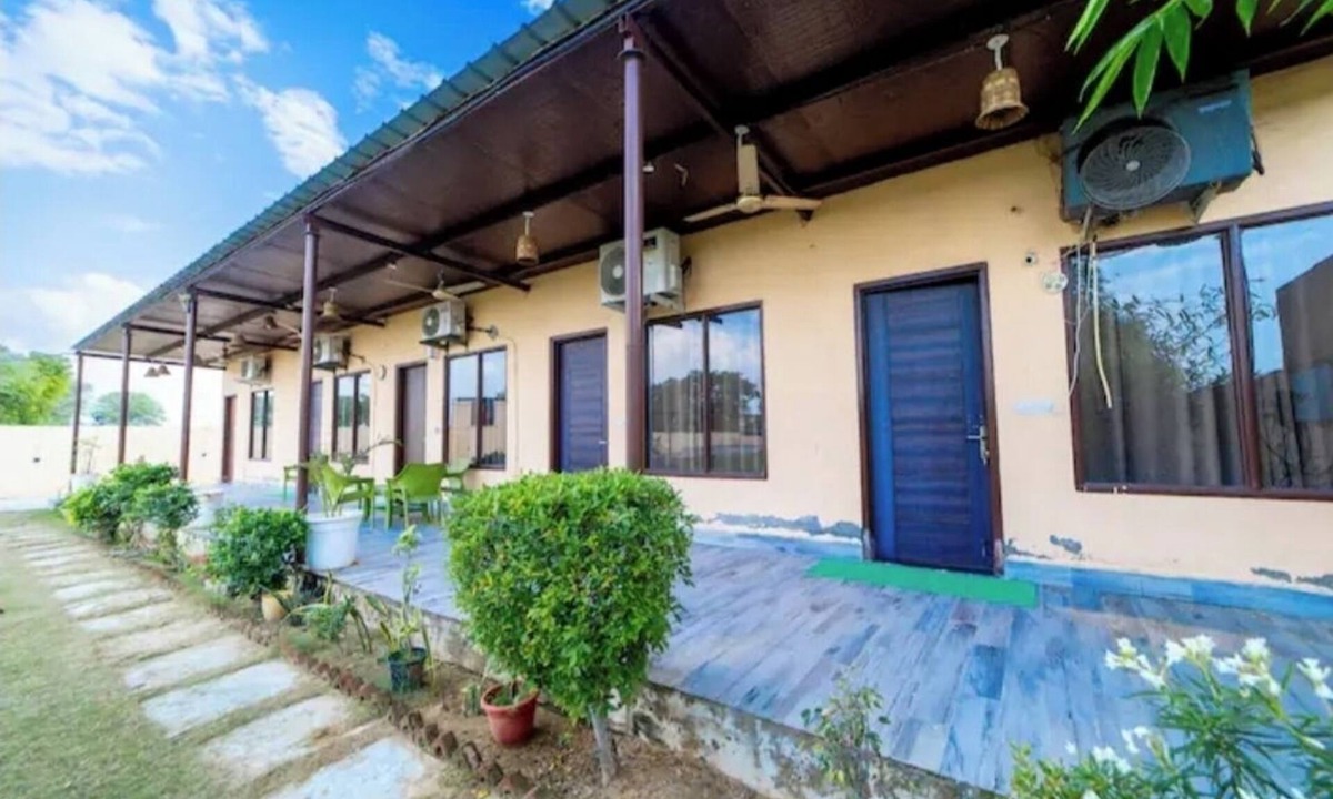 Jaipur House | Delightful 4-bedroom farmhouse with AC in charming Teelawas