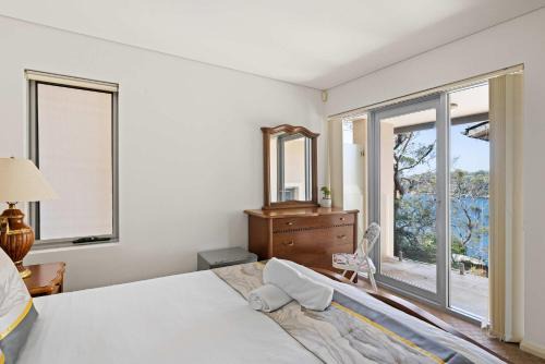 Caringbah South House | Deluxe Waterfront Queen Room in Caringbah South - Gorgeous Views All Around - Shared Bathroom