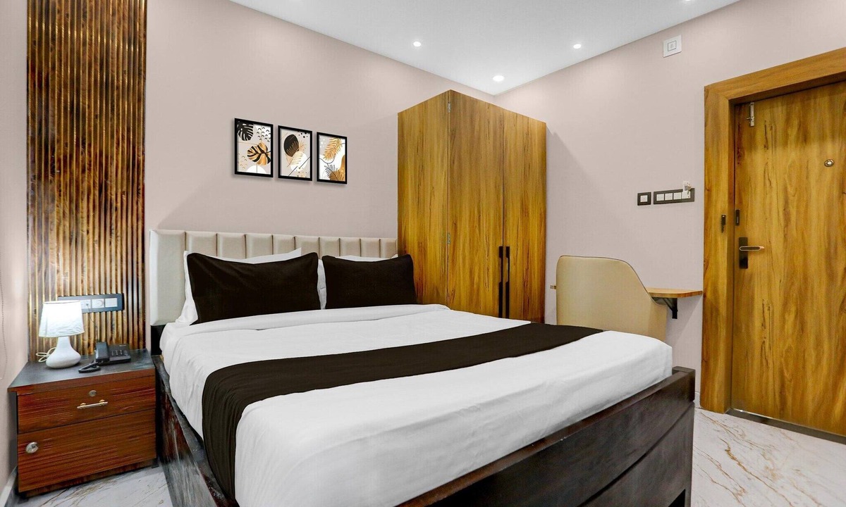 Bhubaneshwar House | DeluxeHotel Pratee Heights