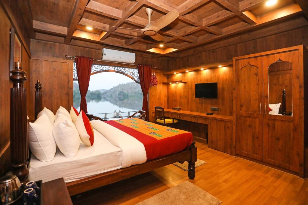 Rajpipla Boat Rental | Ekta Houseboat by CheckIn, Statue of Unity Kevadia