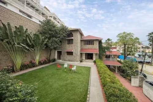 Banjara Hills Villa | Elegant - 3BHK AC Villa with Lawn BanjaraHills HYD