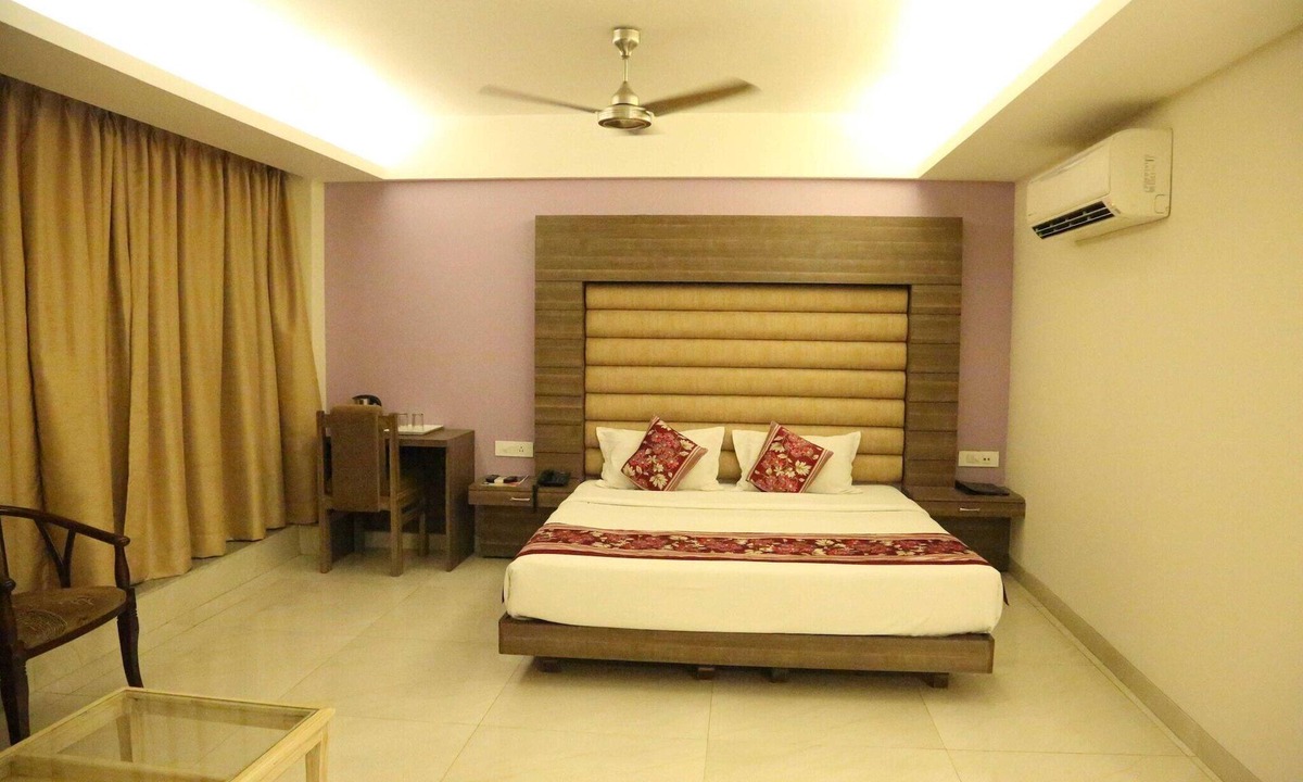 Maharana Pratap Nagar House | Elegant Suite near Habibganj Station