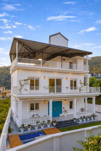 Bullawala Villa | ELIVAAS The Kimadi House 4-BHK English-Style Villa With Rooftop, Pool & Mussoorie Views