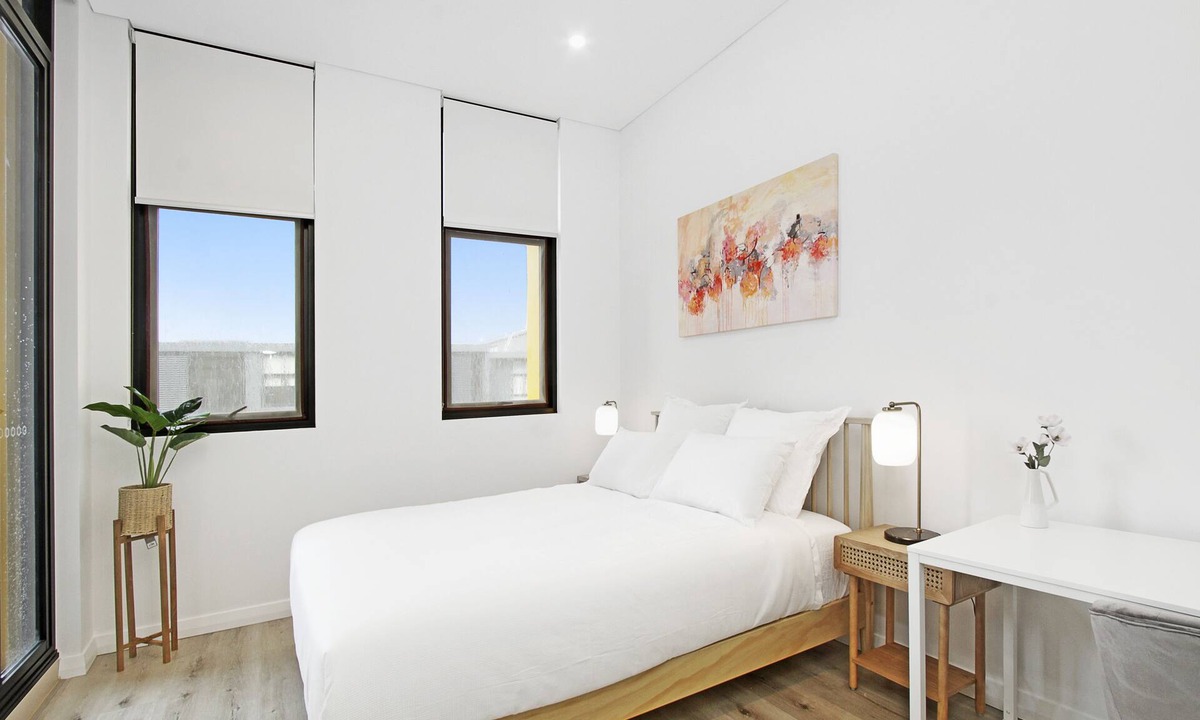 Ryde Apartment | Experience serenity in this modern haven Train/Ferry to City~Shops~Parking