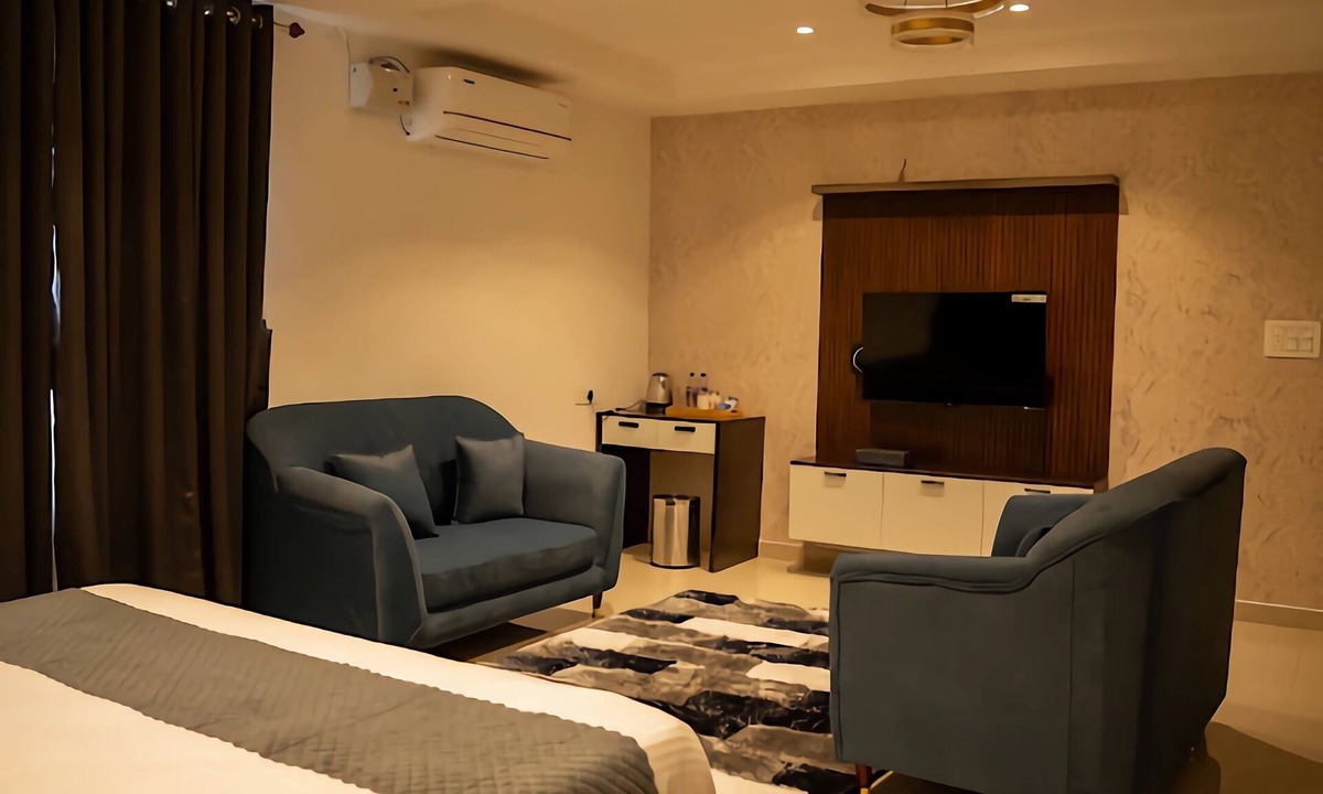 Thrippunithura Hotel | FA GARDENS