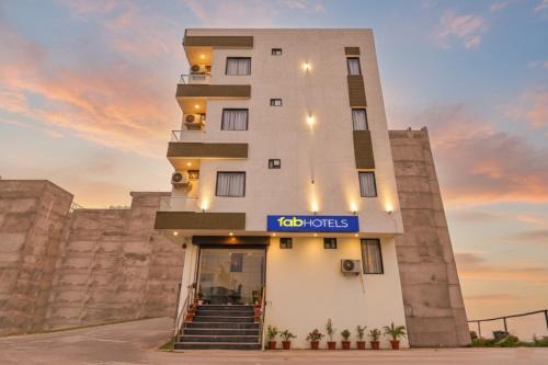 Sitapura Hotel | FabHotel Avondale - Sitapura