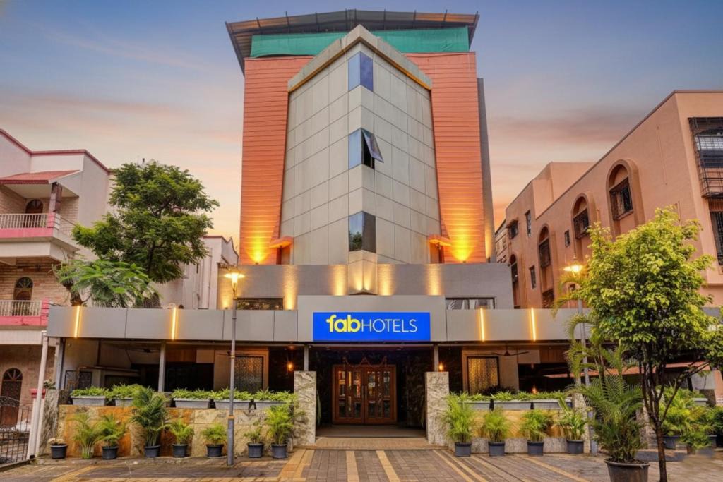 Pimpri Colony Hotel | FabHotel Ratna Regency