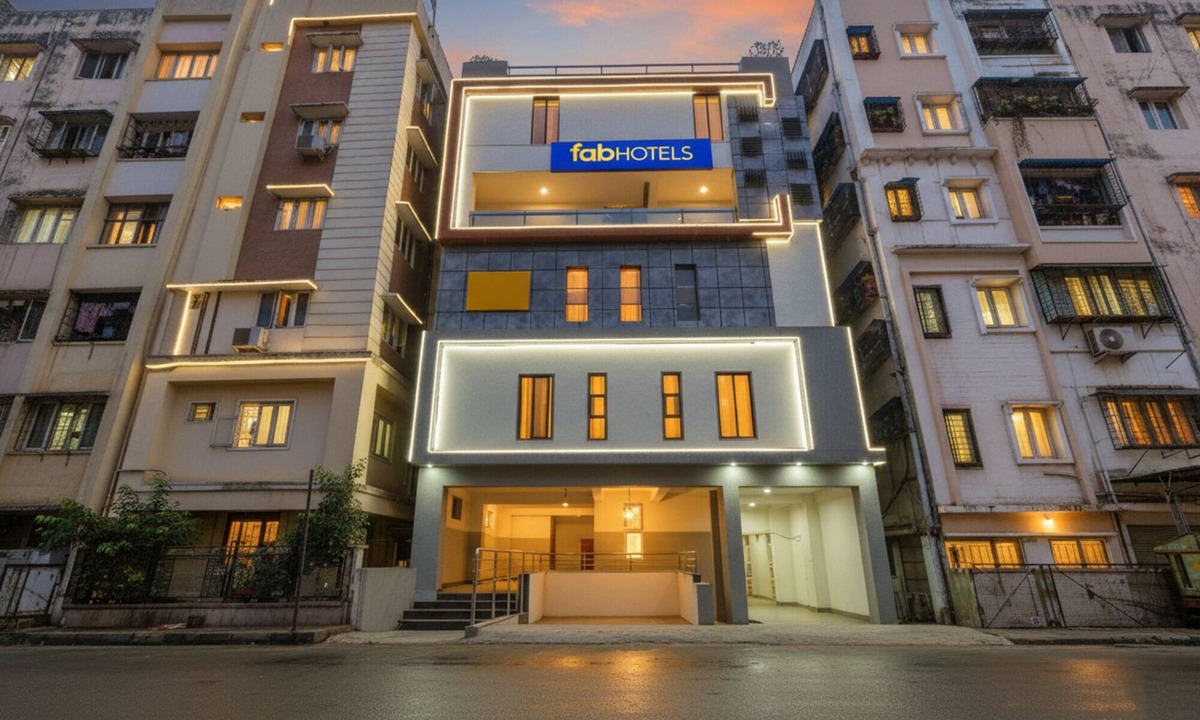 Kondapur Hotel | FabHotel Starhood - Manikonda