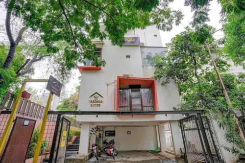Baner Hotel | FabHotel Vardhan House I