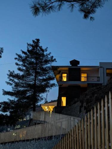 Theog House | Firdaus at Theog - Luxurious 4 Bedroom Mountain View Villa