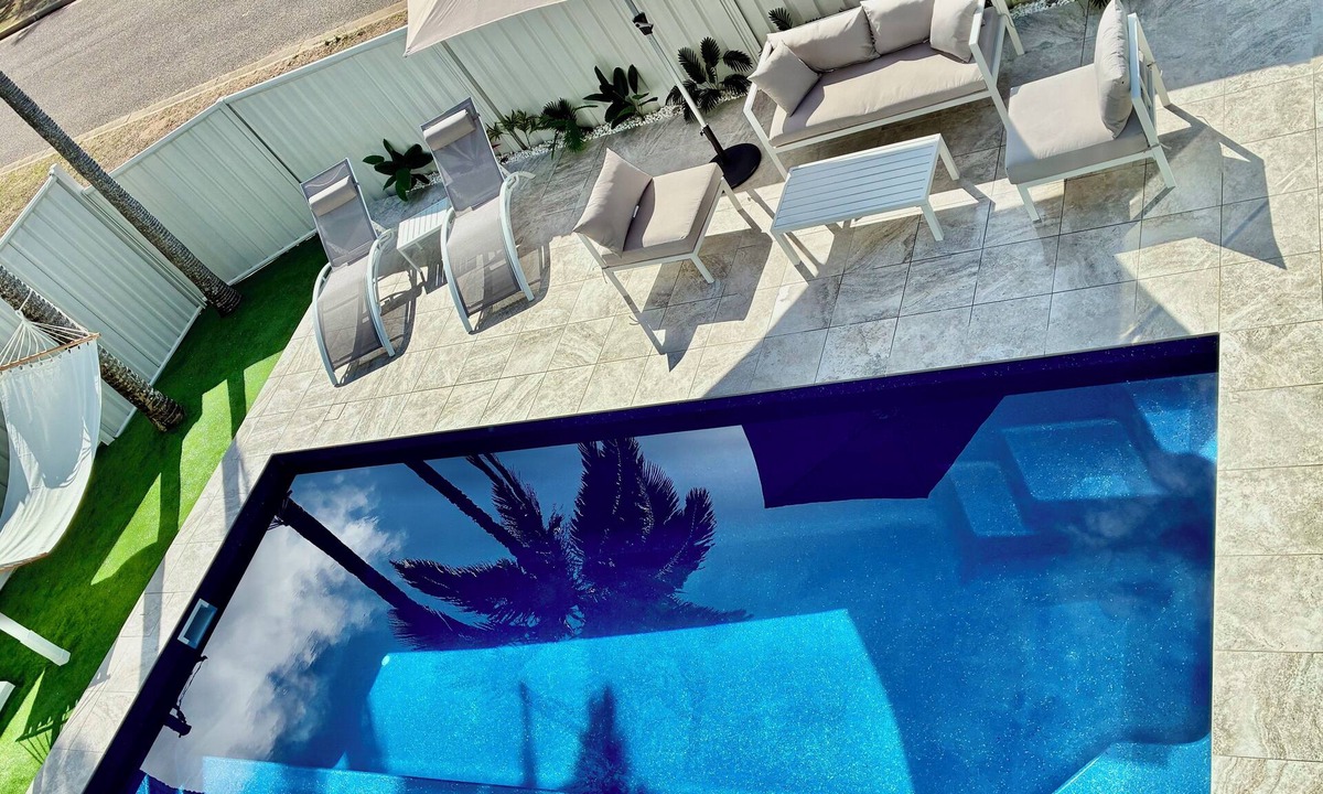 Horseshoe Bay Apartment | Flip flops is a Family and Couple Friendly retreat with use of the Pool.