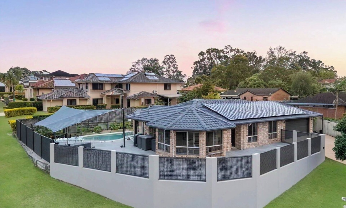 Mansfield House | Fully AC 3-bedroom apartment with swimming pool and 3 parking spaces
