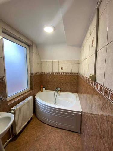 Tirgu Mures Apartment | Gara mare living-dormitor